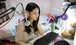 娱乐主播吃瓜直播边写字边讲